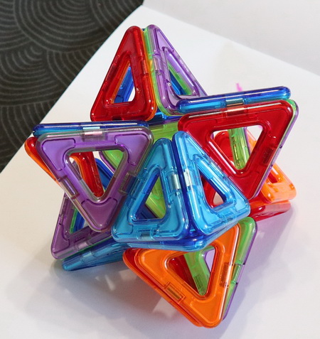 Фотография звездчатого октаэдра из магнитных треугольников