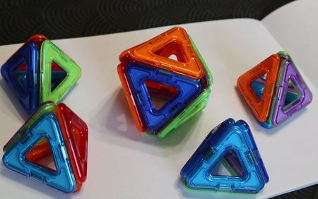 Фотография октаэдра и тетраэдров из магнитных треугольников