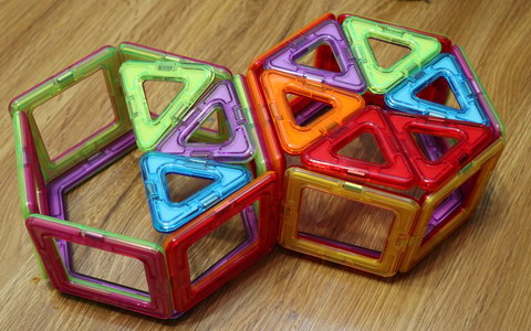 Две призмы из магнитных треугольников и квадратов, фото