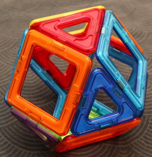 Фотография кубооктаэдра из магнитных треугольников и квадратов